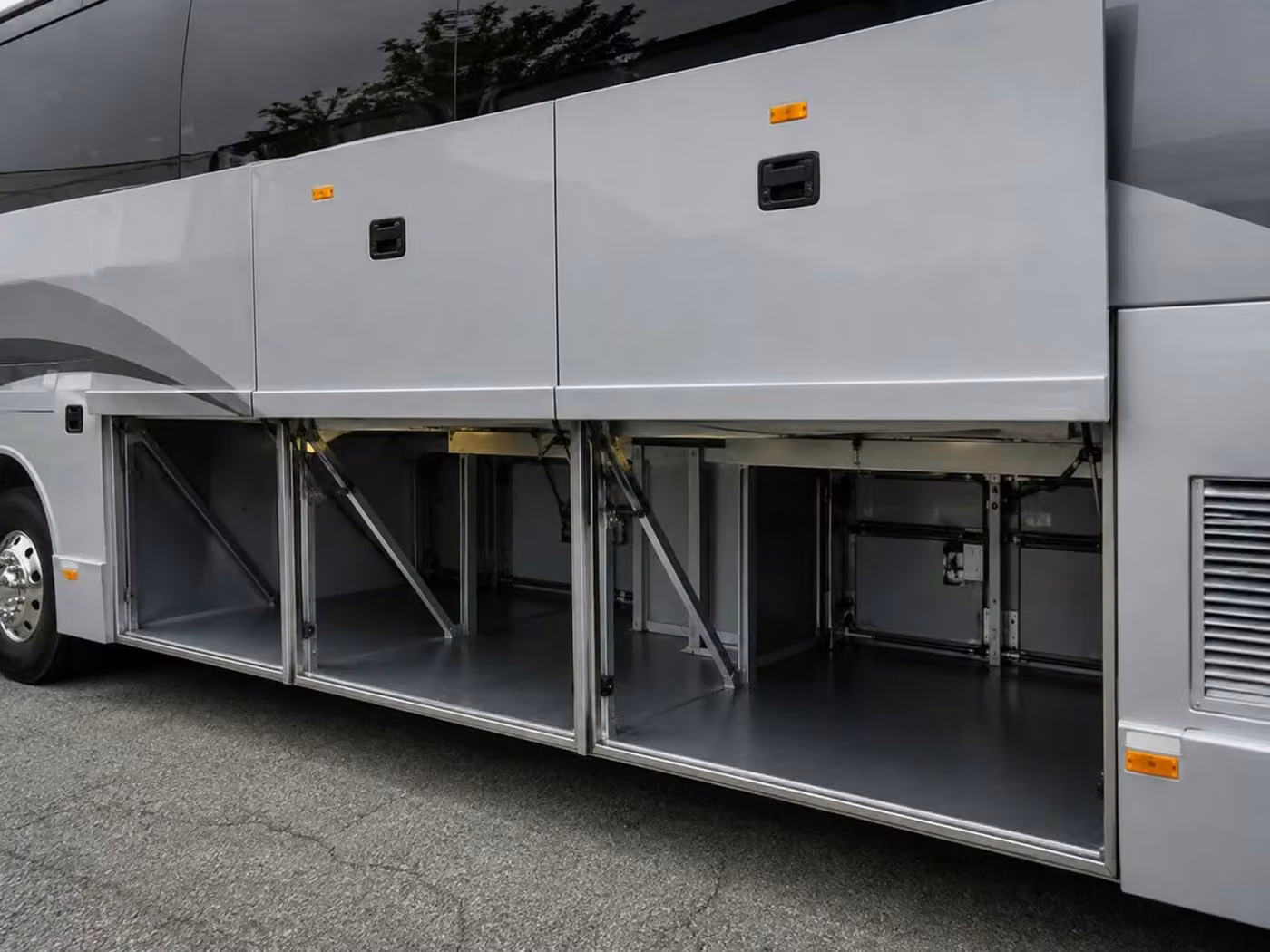 oviedo 56 passenger charter bus luggage bays
