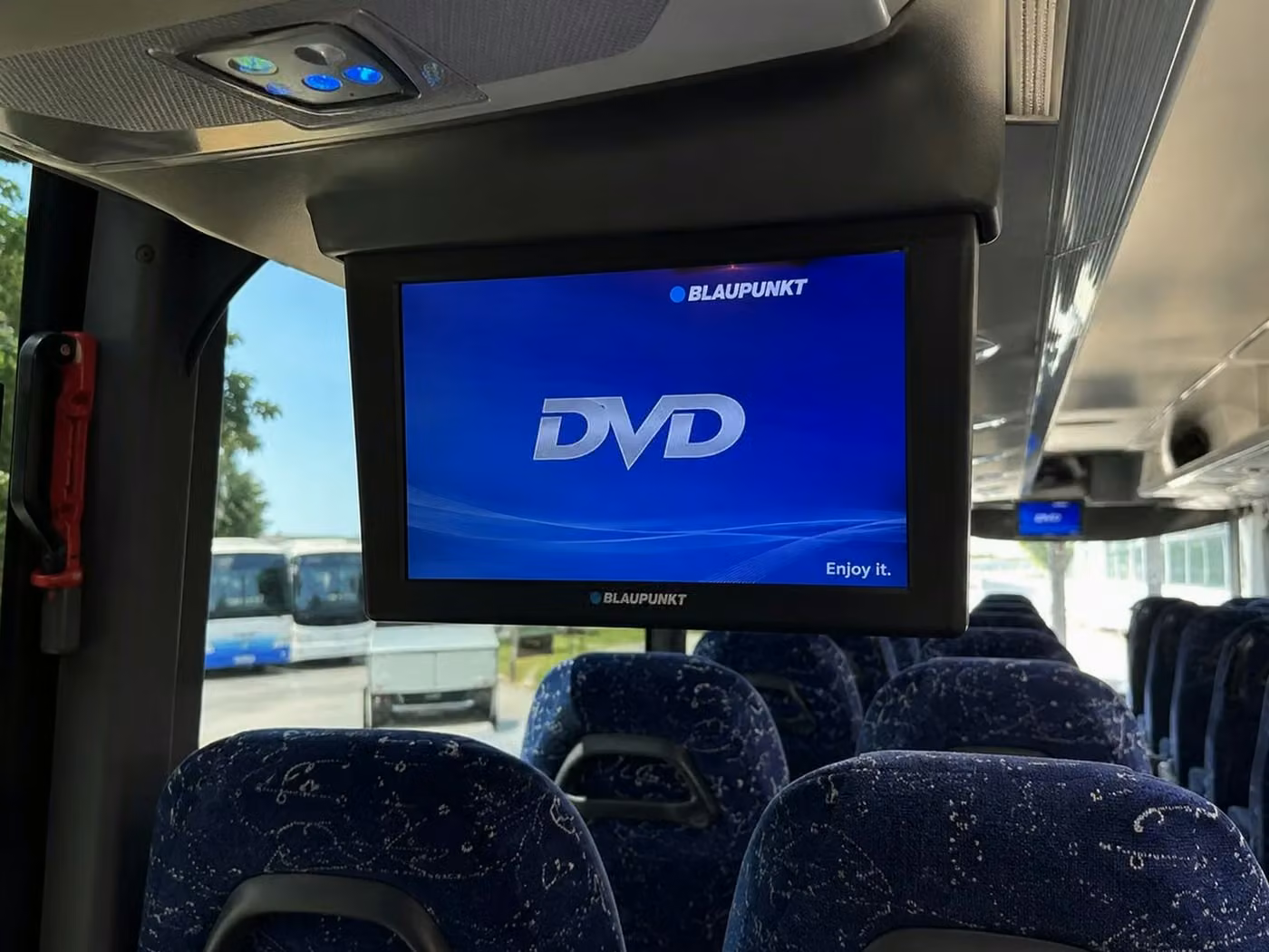 oviedo 56 passenger charter bus tvs
